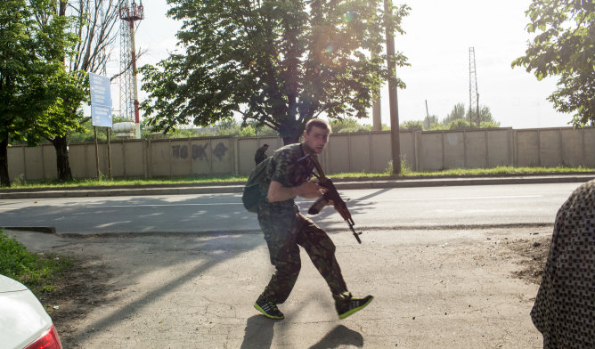 Un combatiente prorruso toma posiciones en el aeropuerto de Donetsk