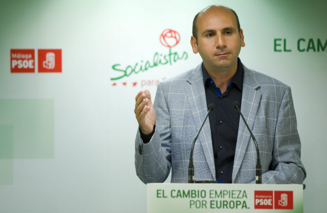 El secretario de Política Institucional del PSOE en Andalucía, Francisco Conejo, durante una rueda de prensa (Imagen de archivo)