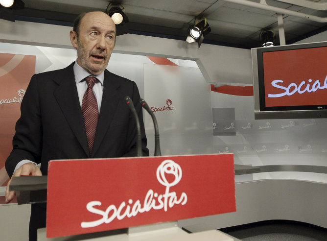 El líder del PSOE durante su intervención ante los medios para analizar la decisión del rey