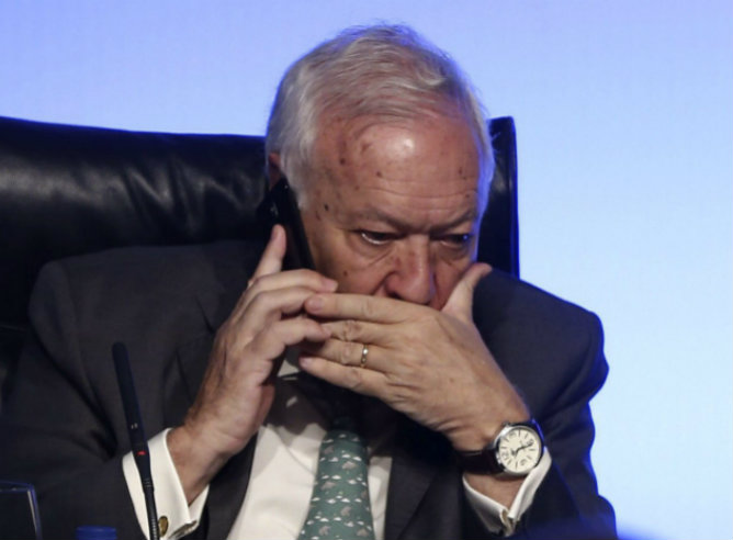El ministro de Asuntos Exteriores, José Manuel García-Margallo, recibe la noticia de la abdicación del rey, durante la jornada inaugurada sobre el libre comercio en Madrid