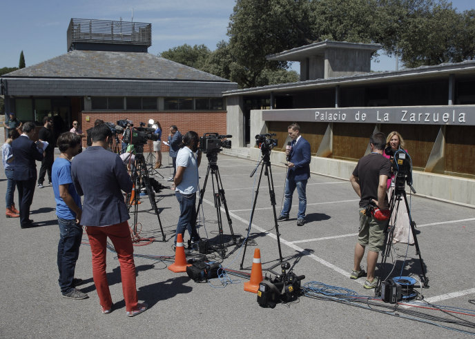 Gran expectación de los medios de comunicación en el exterior del Palacio de la Zarzuela, donde el Rey Don Juan Carlos, pronunciará su mensaje
