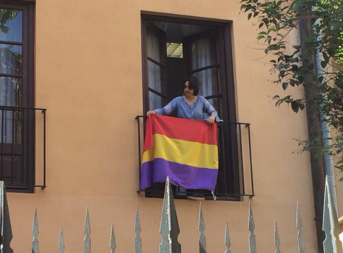 La diputada provincial de Esquerra Unida, Rosa Pérez Garijo, colocando el balcón de su despacho en la Diputación de Valencia una bandera republicana