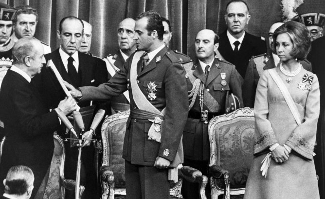 Juan Carlos de Borbón jurando las Leyes ante el presidente de las Cortes, Alejandro Rodríguez de Valcárcel, y procalmándose rey de España el 22 de noviembre de 1975