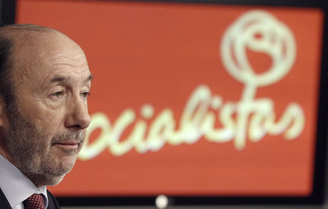 El líder del PSOE, Alfredo Pérez Rubalcaba, en una declaración institucional sin preguntas