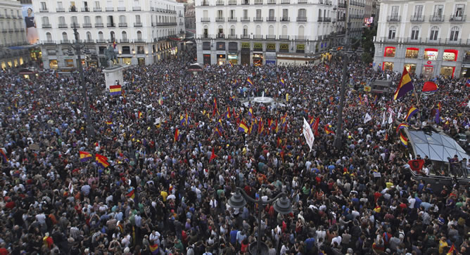 Concentración que se celebra en la Puerta del Sol de Madrid por la celebración de un referéndum para que los españoles se pronuncien sobre la continuidad o no de la Monarquía, tras la abdicación del rey Juan Carlos en su hijo, el Príncipe Felipe