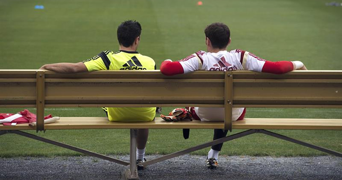Xavi y Casillas, capitanes de España, antes del entrenamiento de la Selección en el estadio RFK de Washington (EE UU).