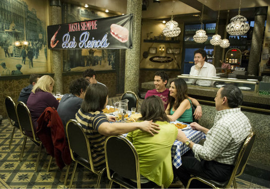 FOTOGALERIA: Los personajes de la serie 'Aída' de banquete en el episodio final