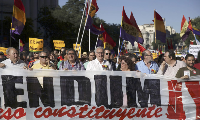 El líder de IU, Cayo Lara, tras la pancarta de cabeza de la manifestación en el centro de Madrid, convocada hoy por la Junta Estatal Republicana