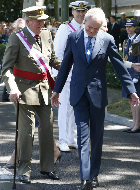 El rey junto al ministro de Defensa, Pedro Morenés, a su llegada a la madrileña plaza de la Lealtad en el acto central del Día de las Fuerzas Armadas