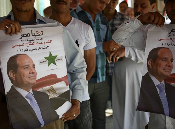 Varios egipcios portan carteles de Al Sisi durante las elecciones presidenciales de Egipto.