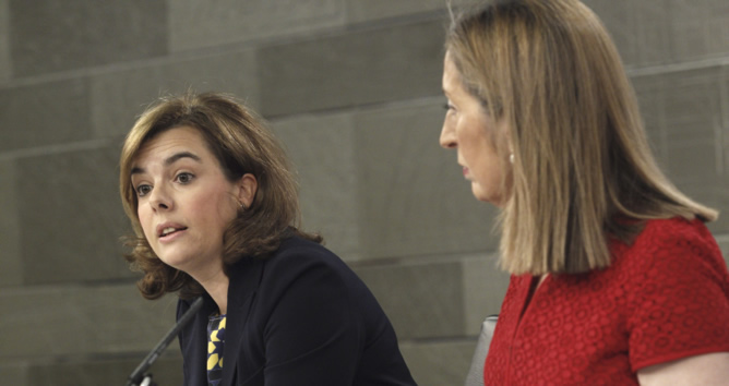 La vicepresidenta del Gobierno, Soraya Sáenz de Santamaría, y la ministra de Fomento, Ana Pastor, durante la rueda de prensa tras el Consejo de Ministros