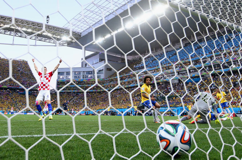 Marcelo marca, en propia puerta, el primer gol del Mundial de Brasil 2014