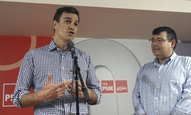 El candidato a la Secretaría General del PSOE Pedro Sánchez durante su intervención en la sede de la Agrupación Socialista de Gijón este sábado