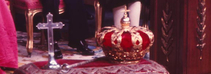 En la ceremonia de proclamación de Juan Carlos de Borbón como rey de España junto a la corona y el cetro, símbolos de la monarquía, había un crucifijo que en la proclamación de Felipe de Borbón no estará
