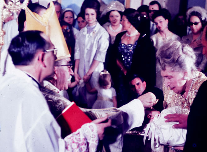 El bautismo del Felipe VI, en la capilla del Palacio del Pardo, con su abuela y madre de don Juan Carlos, sosteniendo a don Felipe