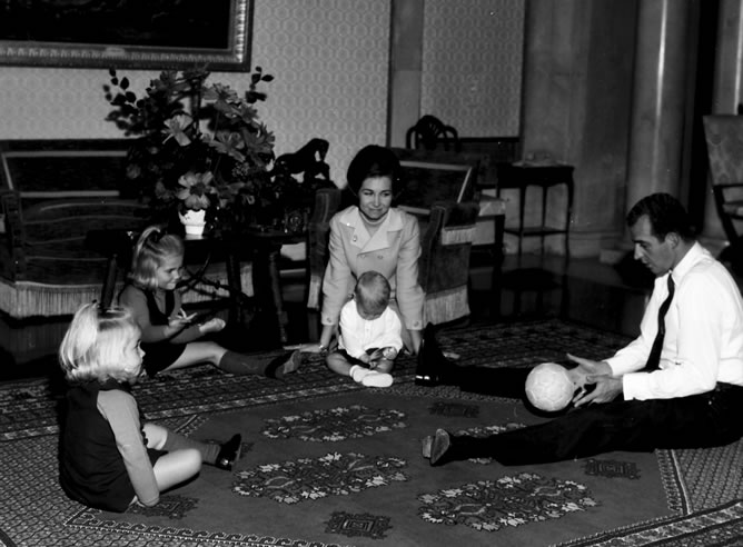 Don Juan Carlos y doña Sofía juegan con sus hijos en enero de 1969