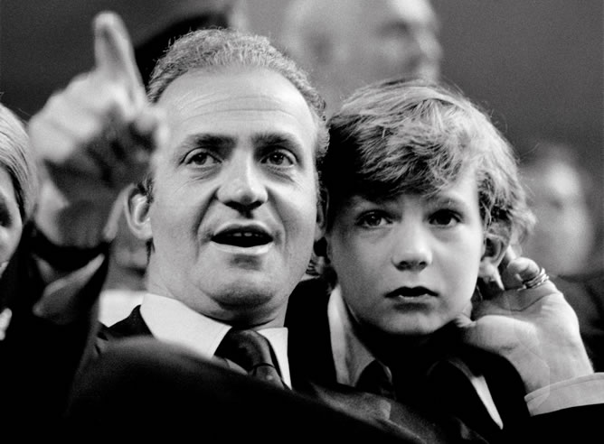 Don Juan Carlos junto con su hijo, el nuevo rey Felipe VI, viendo un partido de tenis en Madrid en 1977