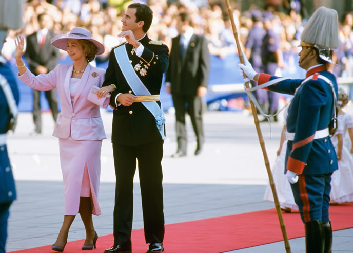 Felipe VI, junto a su madre, llegando a la boda de su hermana Cristina