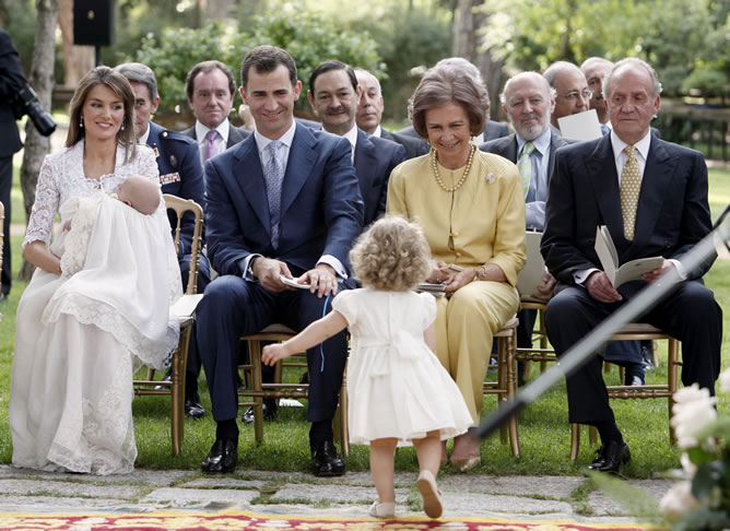 Los reyes, junto a don Juan Carlos y doña Sofía, en el bautizo de la princesa Sofía