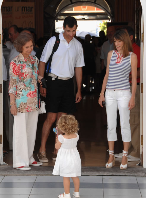 Felipe VI, la reina Letizia y doña Sofía observan a la princesa Leonor durante unas vacaciones en Palma en 2007