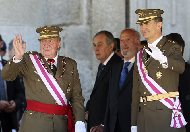 El rey Juan Carlos y el príncipe de Asturias, a su llegada este martes al Monasterio de San Lorenzo de El Escorial (Madrid)