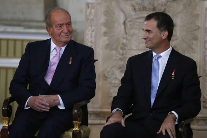 El rey Juan Carlos y el príncipe Felipe durante la ceremonia de sanción y promulgación de la ley orgánica de abdicación