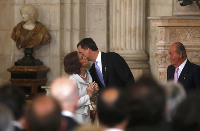 La reina Sofía besa a su hijo, el futuro rey Felipe VI, depsués de la abdicación de don Juan Carlos