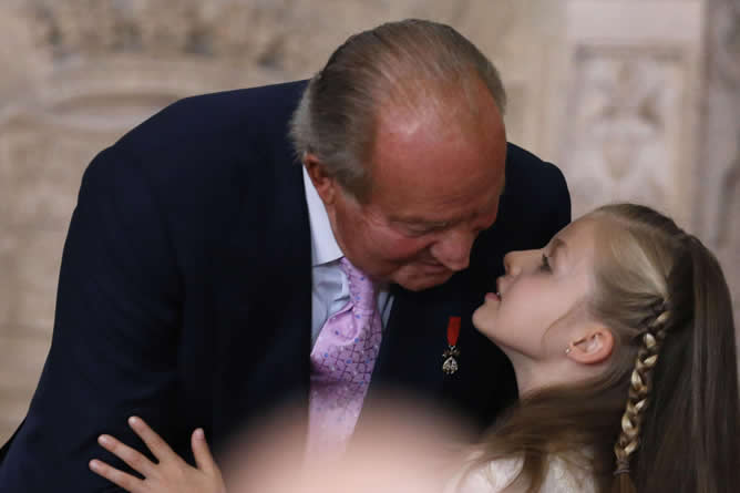 El rey Juan Carlos besa a la infanta Leonor, tras firmar la ley orgánica que hará efectiva a medianoche su abdicación