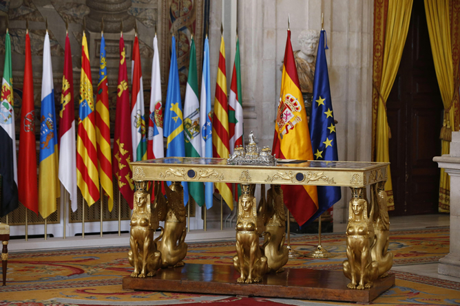 La mesa de estilo imperio, llamada 'mesa de las esfinges' porque sus seis patas de bronce reproducen otras tantas esfinges, en la que el rey Juan Carlos firmará esta tarde la ley orgánica por la que se hace efectiva su abdicación, en el Salón de Columnas del Palacio Real.