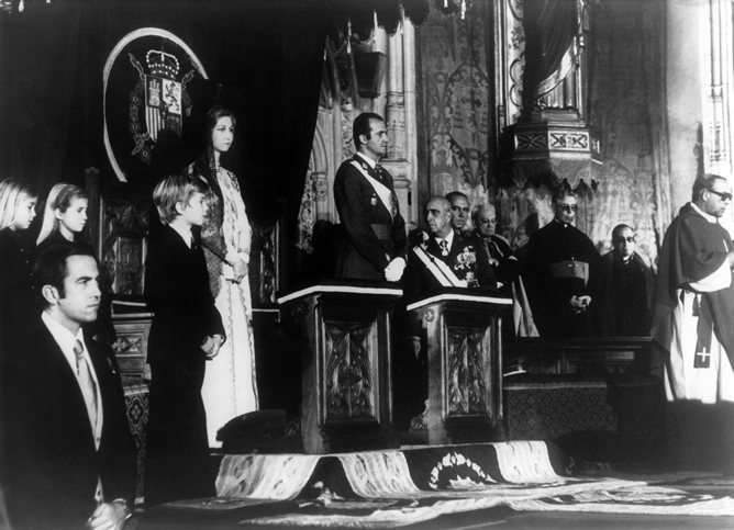 El rey Juan Carlos y su familia, durante la misa en los Jerónimos por su proclamación como rey de España, el 28 de noviembre de 1975