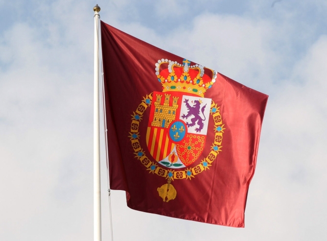 Detalle de la bandera con el nuevo escudo de armas de Felipe VI que ondea ya en el Palacio de la Zarzuela.