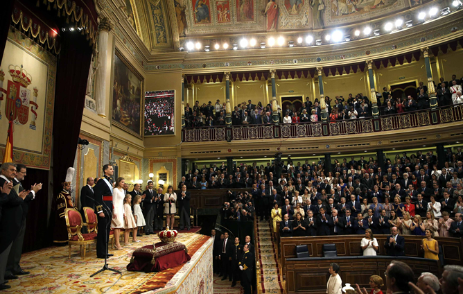 Felipe VI y la reina Letizia reciben un caluroso aplauso a su llegada al Congreso de los Diputados