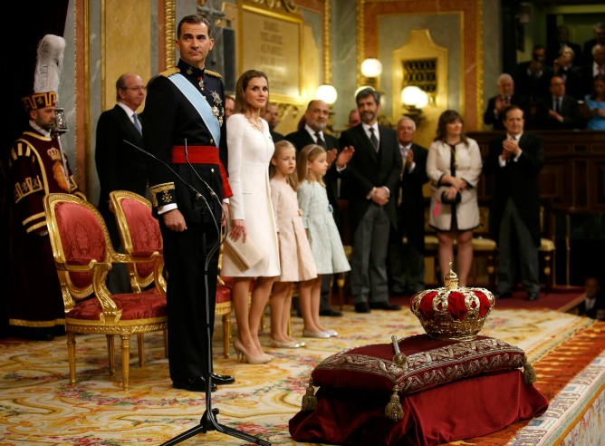 Felipe VI, la reina Letizia y sus  hijas en el Congreso de los Diputados.