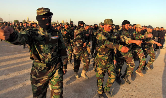 oluntarios iraquíes que apoyan a las tropas de su país contra los milicianos desfilan durante su entrenamiento en Nayaf, sur de Irak