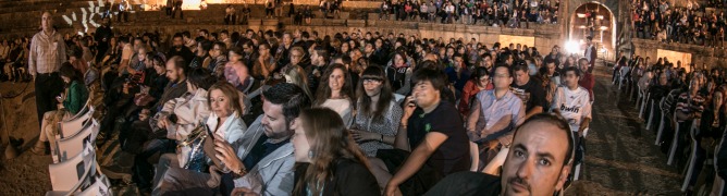 Oyentes de Milenio 3 durante el programa especial en el Anfiteatro Romano de Mérida