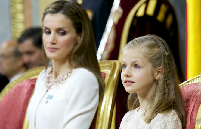 La princesa Leonor durante la proclamación de Felipe VI junto a su madre, la reina Letizia