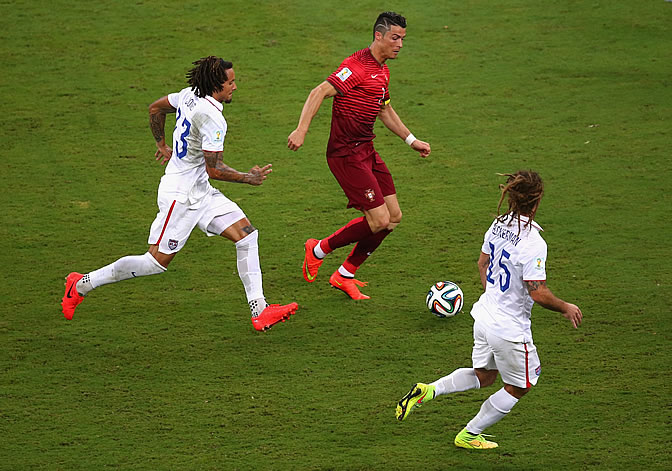 Cristiano Ronaldo guía el balón durante el Estados Unidos-Portugal