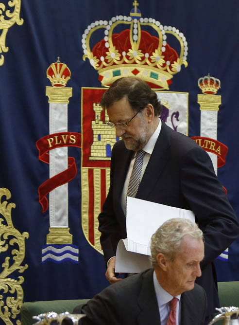 El presidente del Gobierno, Mariano Rajoy, pasa tras el ministro de Defensa, Pedro Morenés, durante el XV Curso de Estado Mayor de las Fuerzas Armadas.