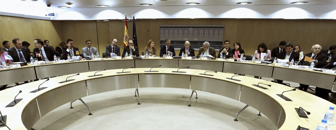 El ministro de Hacienda, Cristóbal Montoro (7d), preside la reunión del Consejo de Política Fiscal y Financiera, en la que se abordará el objetivo de déficit autonómico para 2015-2017 y se estudiará la reforma tributaria aprobada la semana pasada, hoy en Madrid.