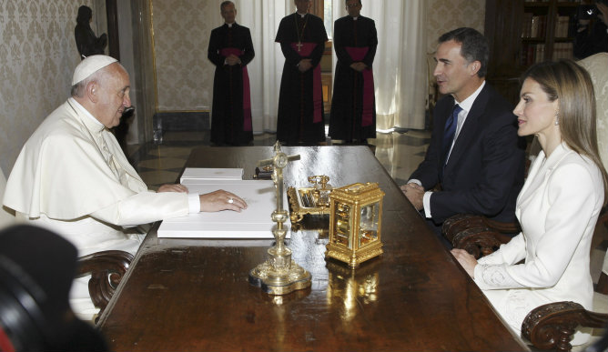 Los reyes de España, Felipe VI y doña Letizia, conversan con el papa Francisco durante la audiencia privada celebrada el 30 de junio en el Vaticano