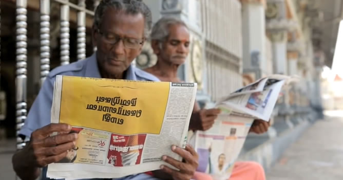 Dos ceilaneses leen el periódico en Colombo, la capital de Sri Lanka.