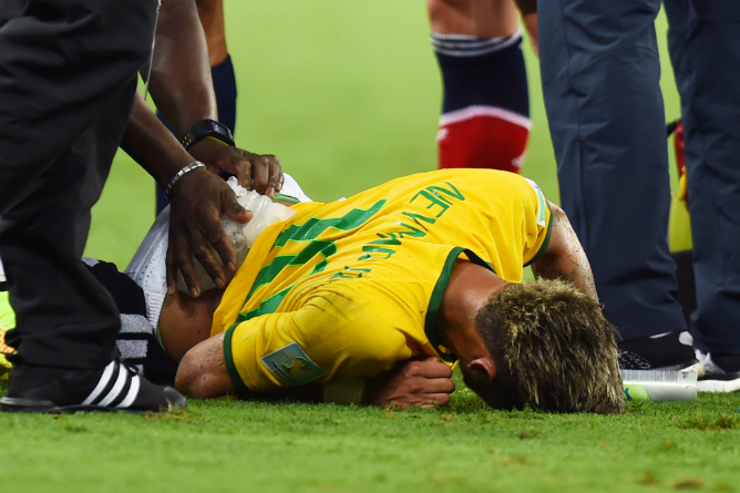 Neymar se retiro lesionado del partido por un golpe en la espalda