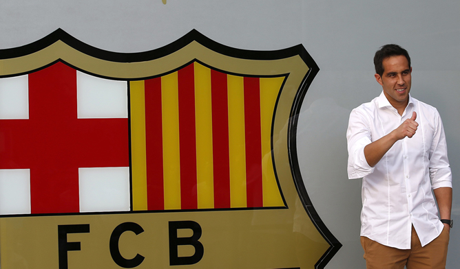 Claudio Bravo posa junto al escudo del FC Barcelona.
