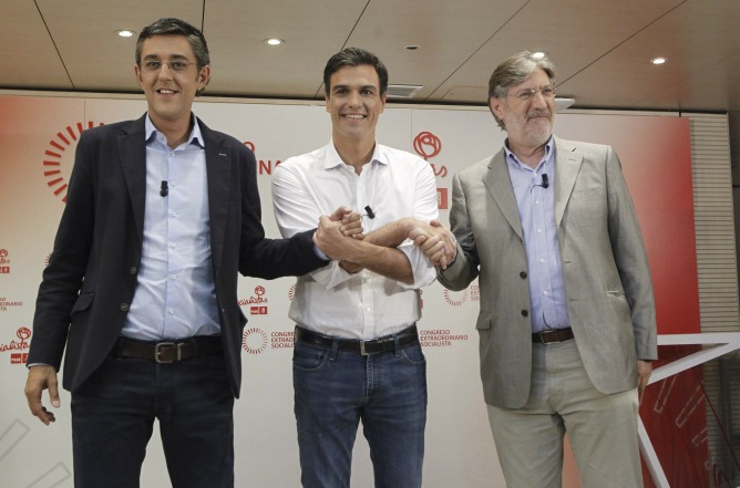 Los tres candidatos a la secretaría deneral del PSOE, Eduardo Madina, Pedro Sánchez y Antonio Pérez Tapias, se dan la mano antes del debate