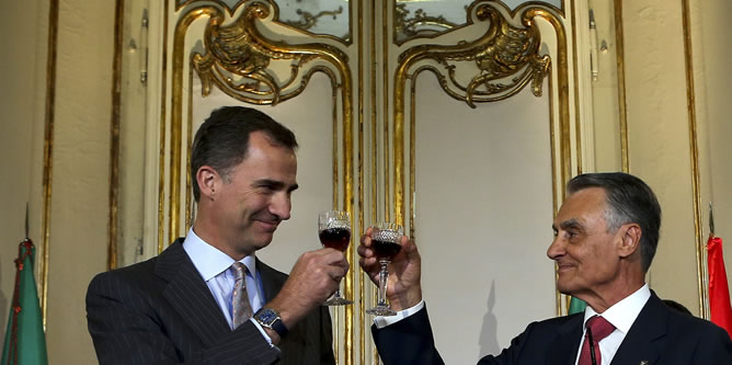 El rey de España, Felipe VI, brinda con el presidente portugués, Anibal Cavaco Silva.