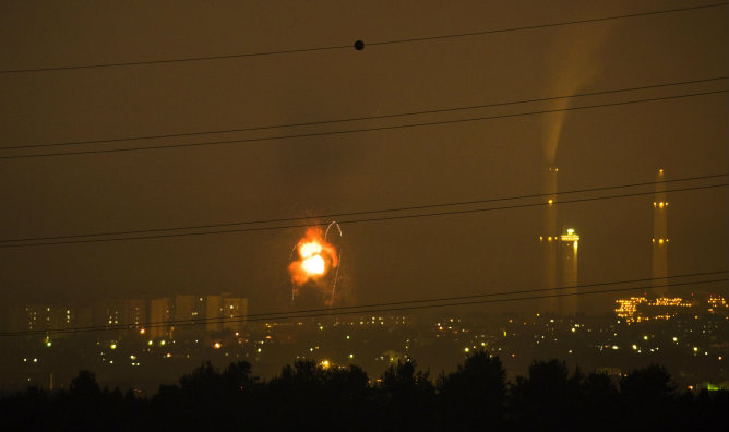 Una explosión se observa después de un ataque aéreo israelí en el norte de la Franja de Gaza