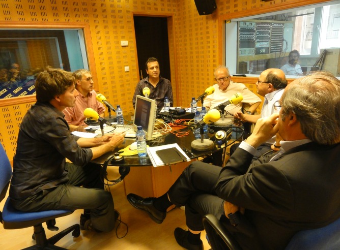 Javier del Pino, Joseba Urrusolo Sistiaga, Iñaki Gª Arrazabalaga, José Martí Gómez, Ander Gurrutxaga y Ángel Gabilondo en uno de los momentos del "Diálogo". Javier del Pino, Joseba Urrusolo Sistiaga, Iñaki Gª Arrazabalaga, José Martí Gómez, Ander Gurrutxaga y Ángel Gabilondo en uno de los momentos del "Diálogo".