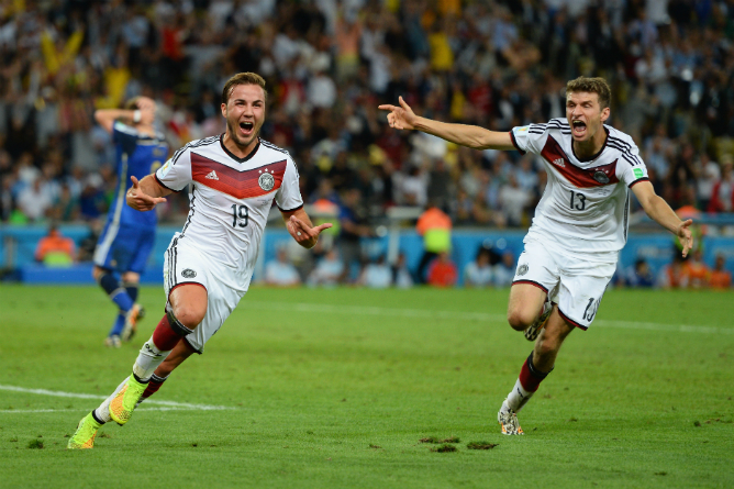Götze y Müller celebran el gol que otorgan el cuarto título a Alemania
