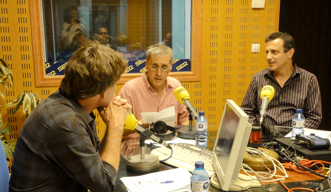 Javier del Pino, Joseba Urrusolo Sistiaga e Iñaki García Arrizabalaga en uno de los momentos de la entrevista.
