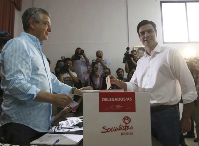El candidato a la Secretaría General del PSOE Pedro Sánchez momentos antes de votar hoy en la Agrupación Socialista de Tetuán.